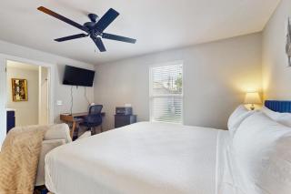 Chic Coastal Cottage - 9