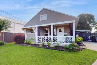 Chic Coastal Cottage - 2