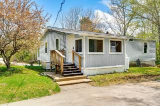 Hike, Fish and Ski Black Bear Cabin in Albany - Albany - 0