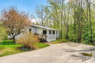Hike, Fish and Ski Black Bear Cabin in Albany - Albany - 7