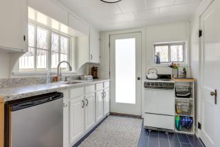 Walk to Beach and Dtwn Frankfort Cottage with BBQ - Frankfort - 4