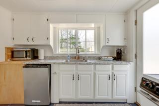 Walk to Beach and Dtwn Frankfort Cottage with BBQ - Frankfort - 2