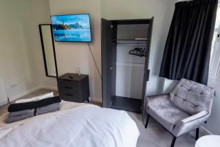 Double room in brand new 5 bed home with WiFi & TV BW Room 3 - Solihull - 2