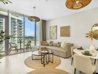 Stunning Central 2BR Lagoon View & Private Beach - 3