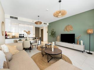 Stunning Central 2BR Lagoon View & Private Beach - 9