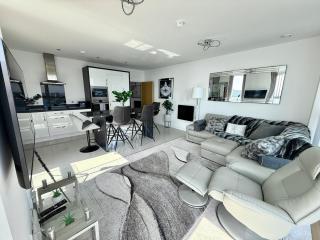 Luxury Waterfront Apartment With Panoramic View - Cardiff - 9