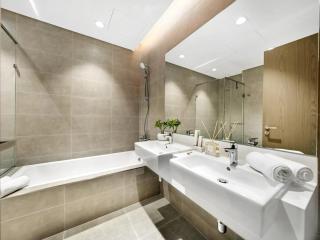 Stunning Central 2BR Lagoon View & Private Beach - 6