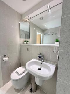 Luxury Waterfront Apartment With Panoramic View - Cardiff - 4