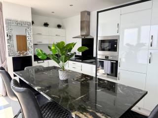 Luxury Waterfront Apartment With Panoramic View - Cardiff - 3