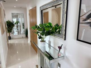 Luxury Waterfront Apartment With Panoramic View - Cardiff - 2