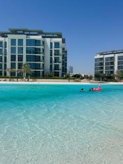 Stunning Central 2BR Lagoon View & Private Beach - 2