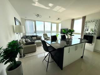 Luxury Waterfront Apartment With Panoramic View - Cardiff - 0