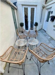 The Court Yard Apartment - Fantastic location! - 3