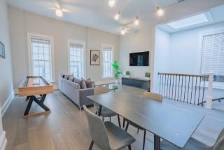 Pristine Gold Coast 3BD2BA Free Parking Beach - Chicago - 0