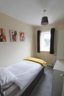 Newark area - modern 3 bedroom semi with free off road parking for 2 vehicles - Balderton - 2