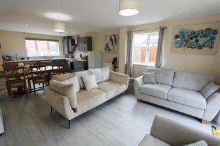Newark area - modern 3 bedroom semi with free off road parking for 2 vehicles - Balderton - 1