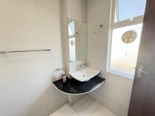 Cozy King-Size 1 Bed Room - Lahore - 3