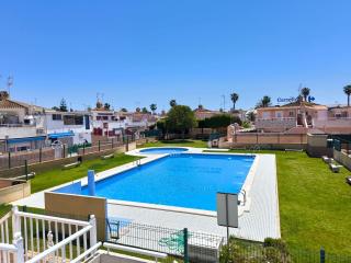 Cozy Bungalow with Private Terrace and Communal Pool in Torrevieja - Torrevieja - 0