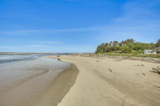 Walk to Beaches Siletz Bay Bliss Townhome - Lincoln City - 8