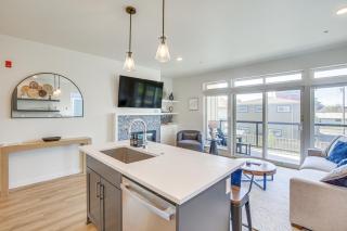 Walk to Beaches Siletz Bay Bliss Townhome - Lincoln City - 2