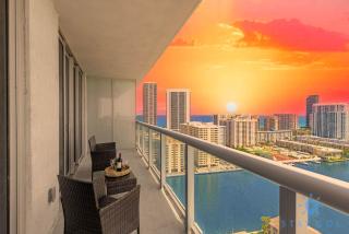 Infinite View Balcony Pool Gym - Hallandale Beach - 6