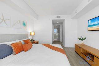 Infinite View Balcony Pool Gym - Hallandale Beach - 3