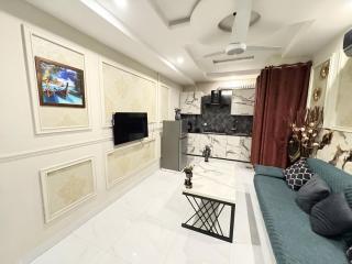 Cozy King-Size 1 Bed Room - Lahore - 7