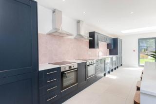 Spacious House Private Parking & Garden - - 5