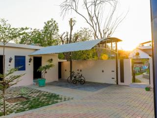 Eraaya Farms Luxury Pet Friendly Villa with Pool - Dabok - 9