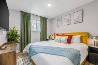 Mid century APT, KING bed + desk - 0