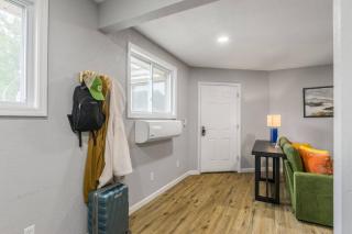Mid century APT, KING bed + desk - 4