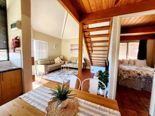 Pool View Beach Cabana Sleeps Six! - Mandurah - 0