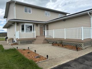 Hot-tub, Games Room, Walk-in Sauna, 7 BM, 15 mins to Waterton - Mountain View - 1
