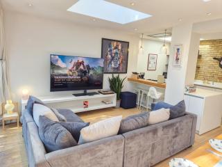 2-Bedroom flat with private patio & firepit in Shepherds Bush near Hammersmith - London - 9