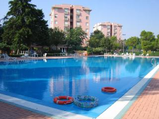 458 - Appartamento trilocale climatizzato al piano terra al Residence Conero con due piscine parco giochi e due campi da tennis SPIAGGIA inclusa nel prezzo - Marcelli - 0