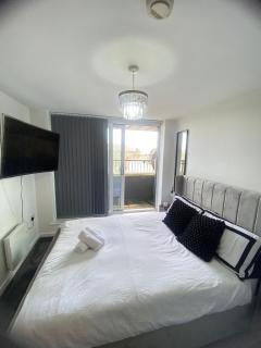 Modern 1-Bed Flat with Balcony - Bradford - 8