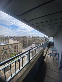 Modern 1-Bed Flat with Balcony - Bradford - 6