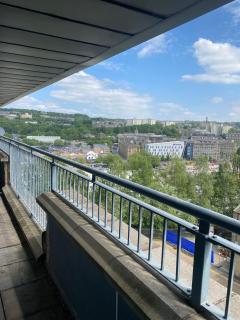 Modern 1-Bed Flat with Balcony - Bradford - 1