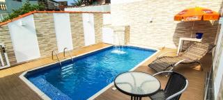 Casa Mongagua Piscina com luz de LED, cascata, churrasqueira jardim vertical - Mongaguá - 0