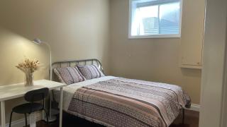 Cozy bedroom in quiet community - Calgary - 4