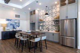 Complete Comfy King Bed Apt w Pool & Gym and Close to Parks - Orlando - 5