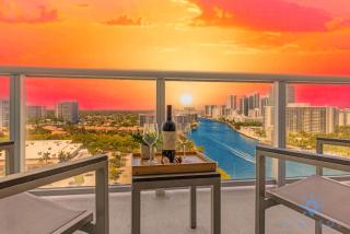 Urban Apartment Balcony & Pool - Hallandale Beach - 8