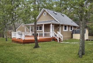 Cozy w Hot Tub Fire Pit Wifi Grill Deck & Pets - Wardensville - 0