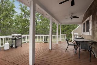 Cozy w Hot Tub Fire Pit Wifi Grill Deck & Pets - Wardensville - 6