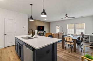 Luxe King 3BR Townhouse Mins to Uptown Charlotte! - Charlotte - 9