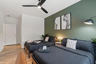 Luxe King 3BR Townhouse Mins to Uptown Charlotte! - Charlotte - 4