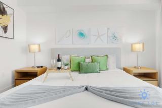 1 BR Modern Resort Balcony Gym & Amazing Pool - Hallandale Beach - 2