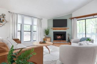 Stylish w Fireplace Fire Pit & Resort Amenities - Hedgesville - 3