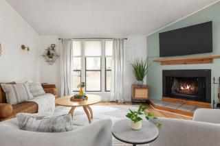 Stylish w Fireplace Fire Pit & Resort Amenities - Hedgesville - 2