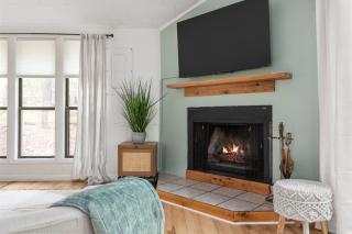 Stylish w Fireplace Fire Pit & Resort Amenities - Hedgesville - 1